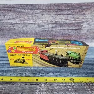 Vintage roundhouse H.O scale flat train car yellow and black